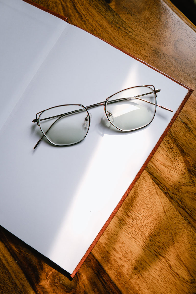 Lunettes posées sur un livre