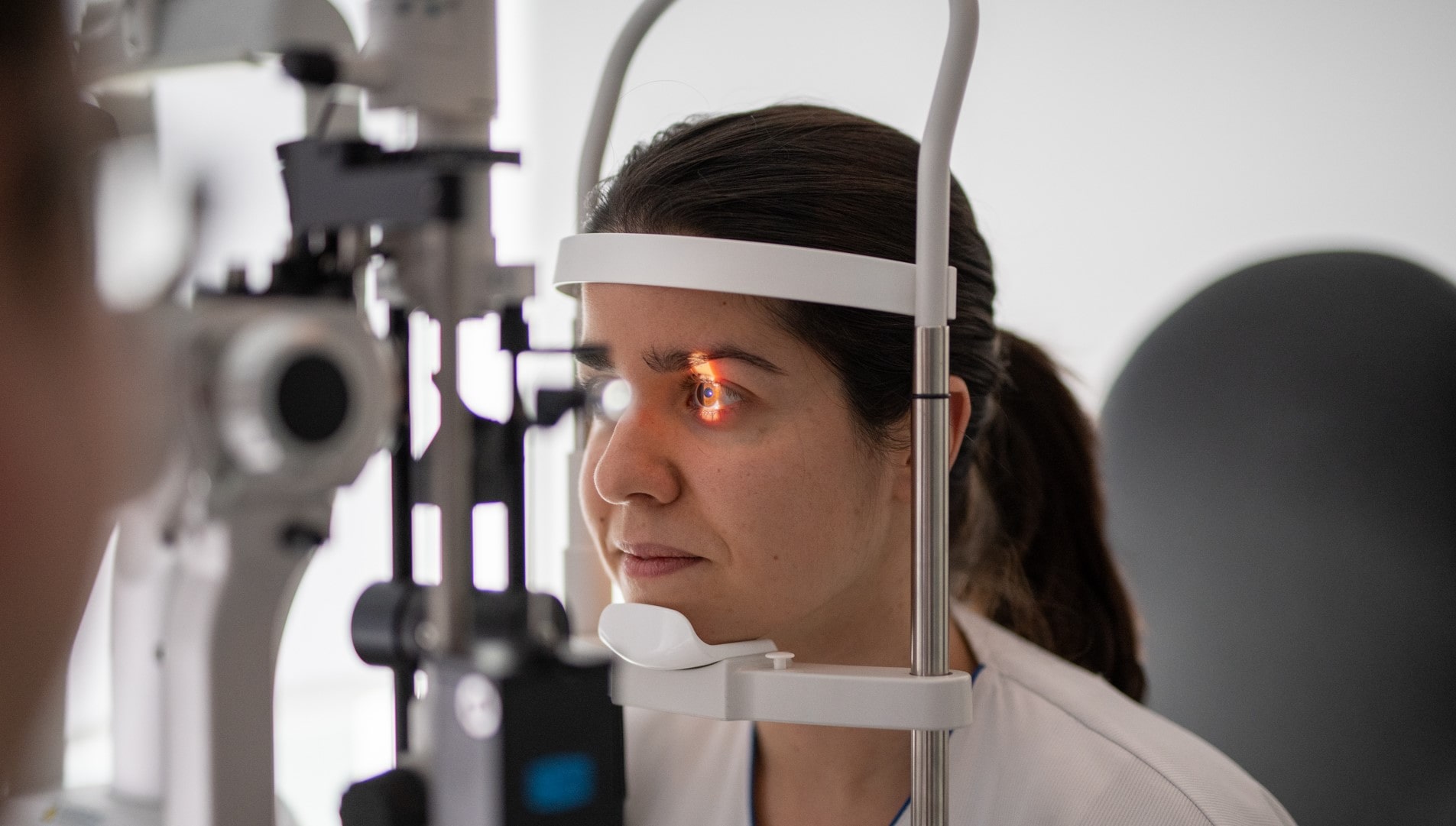 Bilan de la vue d'une patiente avant l'opération laser des yeux